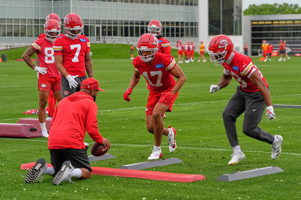 Kansas City Chiefs wide receivers Xavier Loyd, (17) and Cyrus Allen participate in a drill during the NFL football team's organized team activities Thursday, May 28, 2026, in Kansas City, Mo. (AP Photo/Charlie Riedel)