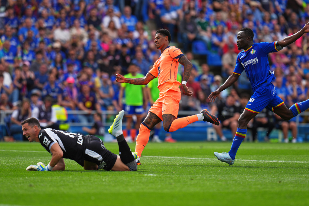 Barcelona's Marcus Rashford, center, scores his side's 2nd goal during the Spanish La Liga soccer match between Getafe and Barcelona in Getafe, Spain, Saturday, April 25, 2026. (AP Photo/Manu Fernandez)