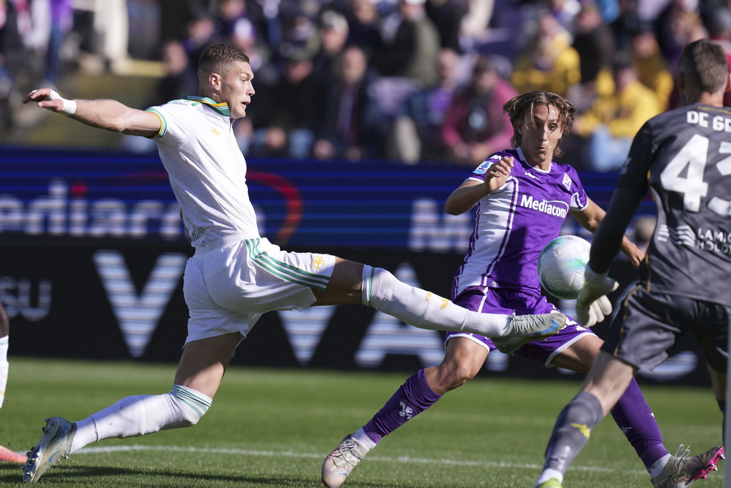 Roma's Artem Dovbyk goes for the ball during a Serie A soccer match between Fiorentina and Roma at the Artemio Franchi stadium in Florence, Italy, Sunday, Oct. 5, 2025. (Alfredo Falcone/LaPresse via AP)