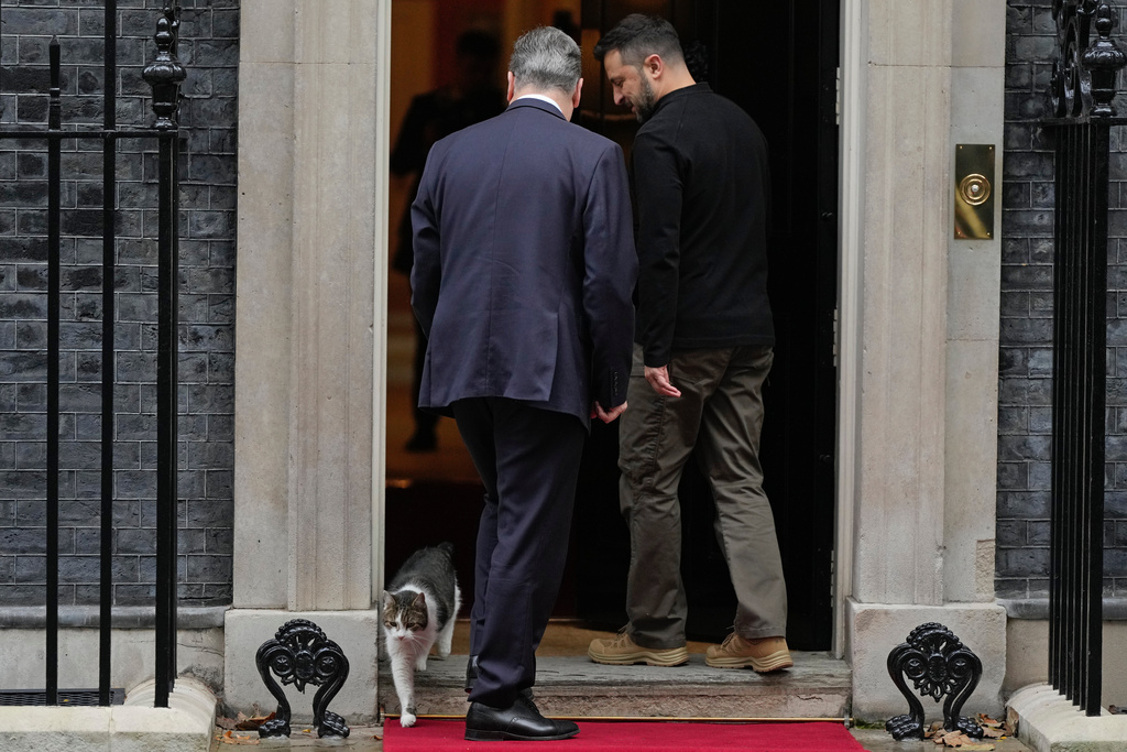 FILE - Britain's Prime Minister Keir Starmer welcomes Ukrainian President Volodymyr Zelenskyy to 10 Downing Street as Larry the cat, Chief Mouser to the Cabinet Office, steps out in London, Thursday, Oct. 10, 2024. (AP Photo/Alastair Grant, File)