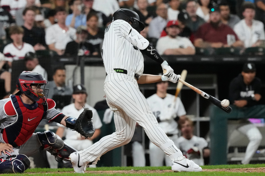 Chicago White Sox's Munetaka Murakami, of Japan, hits a two-run home run during the eighth inning of a baseball game against the Minnesota Twins in Chicago, Tuesday, May 26, 2026. (AP Photo/Nam Y. Huh)