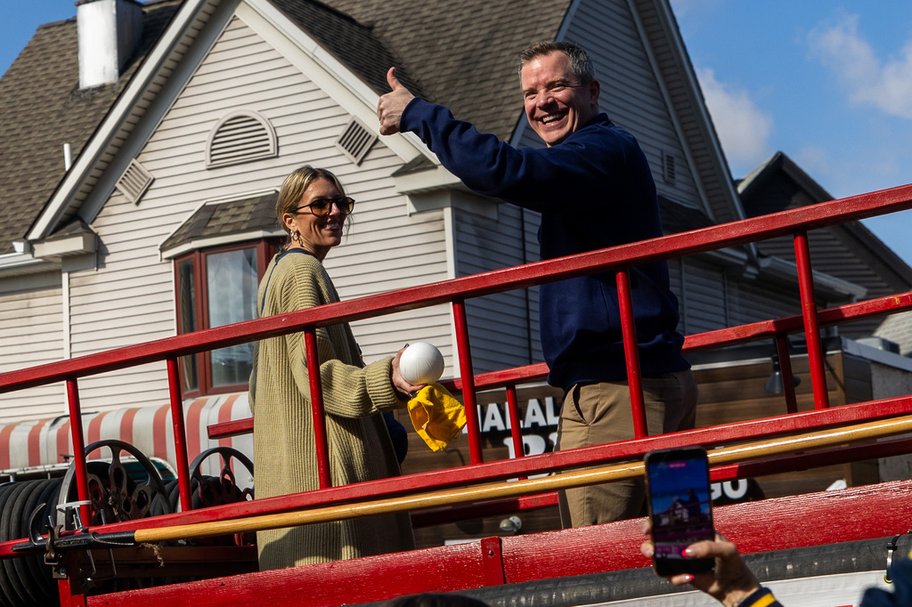 Michigan head coach Dusty May gestures during a parade celebrating their national championship win in the NCAA college basketball tournament , Saturday, April 11, 2026, in Ann Arbor, Mich. ( Devin Anderson-Torrez/Ann Arbor News via AP)