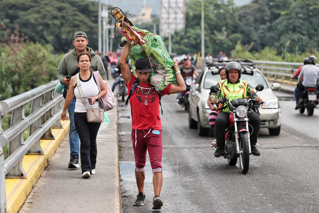 Pedestrians cross the border from Venezuela to Villa del Rosario, Colombia, Monday, Jan. 5, 2026, two days after U.S. forces captured and removed Venezuelan President Nicolas Maduro. (AP Photo/Santiago Saldarriaga)