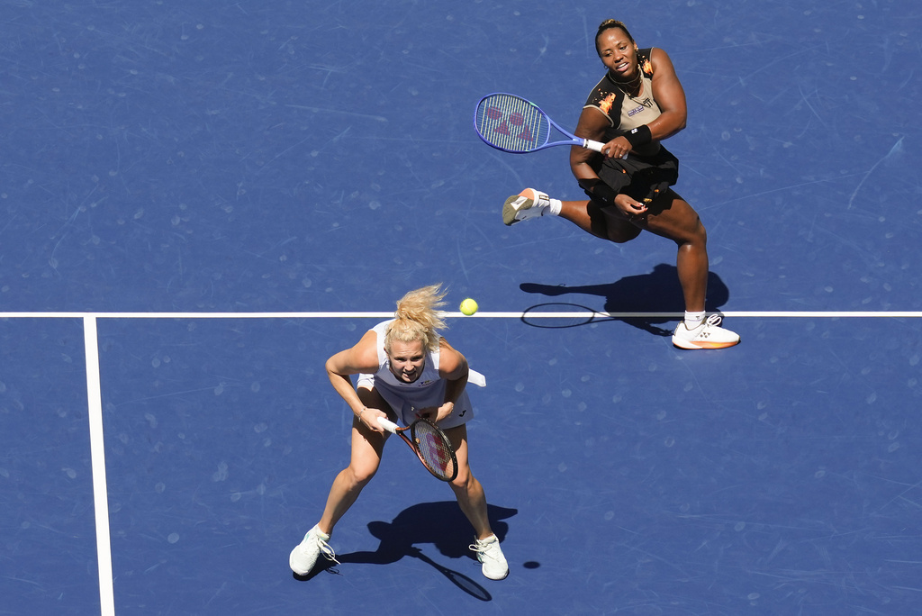 Taylor Townsend, of the United States, returns a shot over Katerina Siniakova, of the Czech Republic, to Gabriela Dabrowski, of Canada, and Erin Routliffe, of New Zealand, during the women's doubles final of the U.S. Open tennis championships, Friday, Sept. 5, 2025, in New York. (AP Photo/Seth Wenig)
