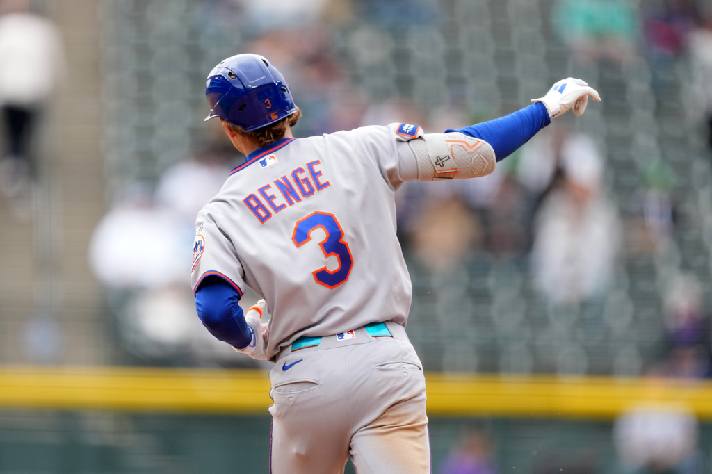 New York Mets' Carson Benge gestures to the bullpen as he circles the bases after hitting a solo home run off Colorado Rockies starting pitcher Tomoyuki Sugano in the sixth inning of a baseball game Monday, May 4, 2026, in Denver. (AP Photo/David Zalubowski)