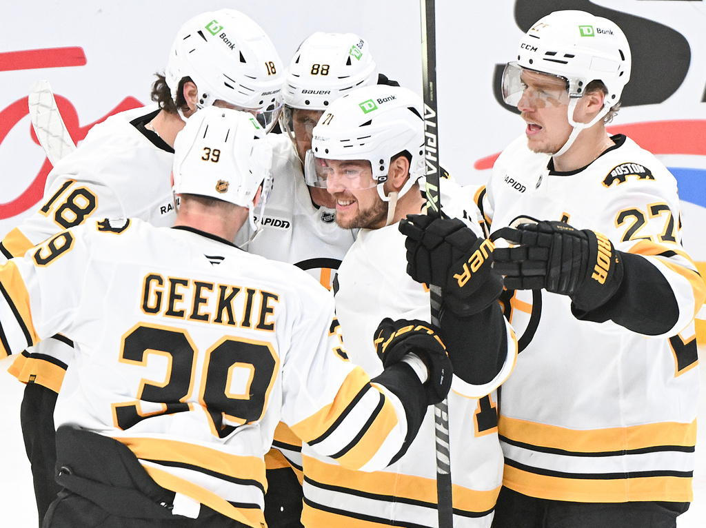 Boston Bruins' Viktor Arvidsson (71) celebrates with teammates Morgan Geekie (39), Pavel Zacha (18), David Pastrnak (88) and Hampus Lindholm (27) after scoring against the Montreal Canadiens during second-period NHL hockey game action in Montreal, Saturday, Nov. 15, 2025. (Graham Hughes/The Canadian Press via AP)