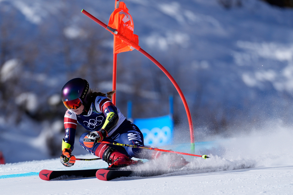 United States' Mikaela Shiffrin speeds down the course, during an alpine ski, women's giant slalom race, at the 2026 Winter Olympics, in Cortina d'Ampezzo, Italy, Sunday, Feb. 15, 2026. (AP Photo/Robert F. Bukaty)