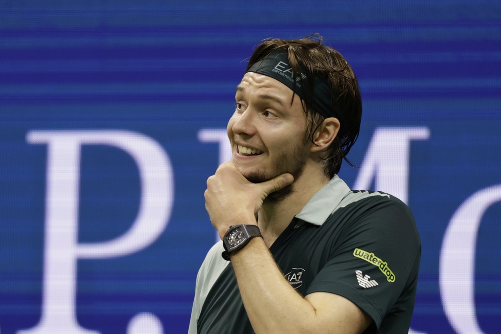 Alexander Bublik, of Kazakhstan, reacts against Jannik Sinner, of Italy, during the fourth-round of the U.S. Open tennis championships, Monday, Sept. 1, 2025, in New York. (AP Photo/Adam Hunger)