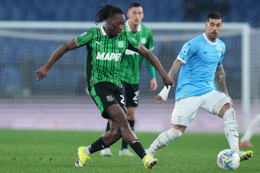 Sassuolo's Royo Coulibaly, left, and Lazio's Mattia Zaccagni in action during the Serie A soccer match between Lazio and Sassuolo in Rome, Italy, Monday March 9, 2026. (Alfredo Falcone/LaPresse via AP)