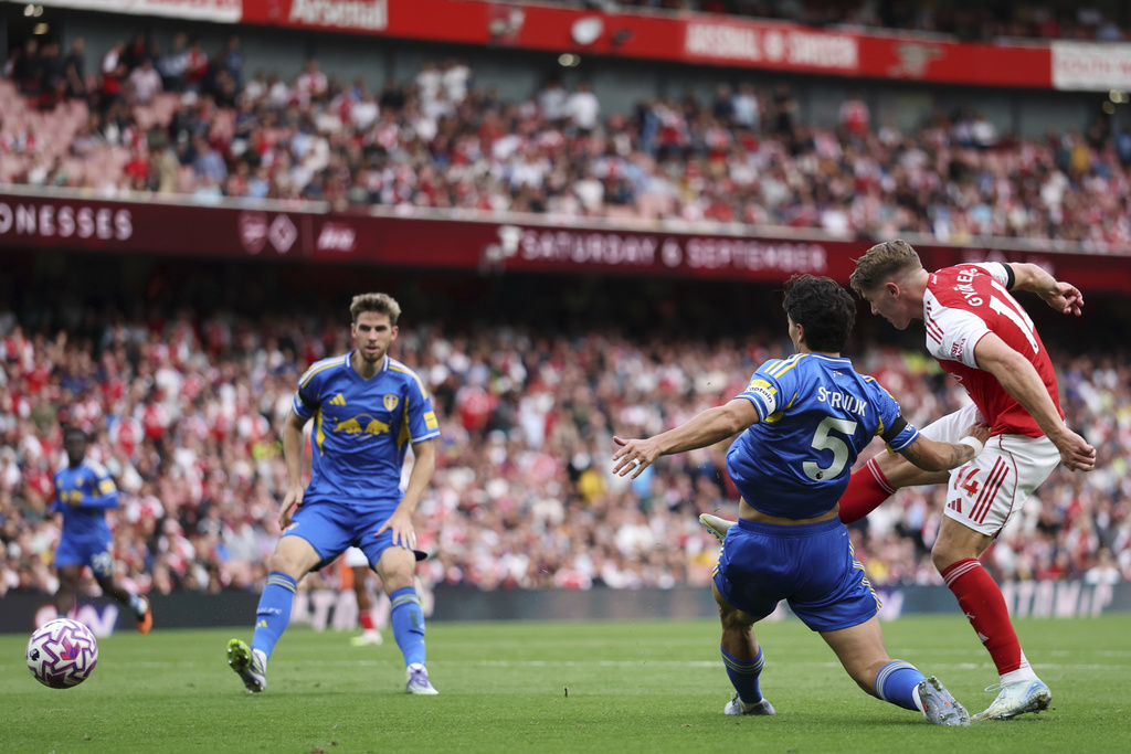 Arsenal's Viktor Gyokeres, right, scores his side's third goal during the English Premier League soccer match between Arsenal and Leeds United at Emirates stadium in London, England, Saturday, Aug. 23, 2025. (AP Photo/Ian Walton)