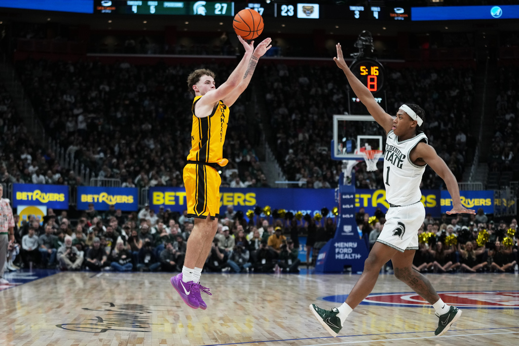 Oakland guard Brody Robinson, left, shoots against Michigan State guard Jeremy Fears Jr. during the first half of an NCAA college basketball game, Saturday, Dec. 20, 2025, in Detroit. (AP Photo/Ryan Sun)