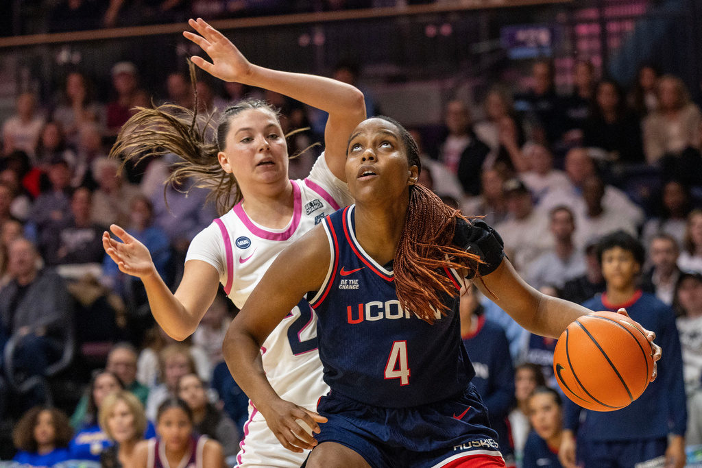 UConn guard Blanca Quinonez (4) eyes the basket as Villanova guard Dani Ceseretti (24) follows during the second half of an NCAA college basketball game, Wednesday, Feb. 18, 2026, in Villanova, Pa. (AP Photo/Laurence Kesterson)