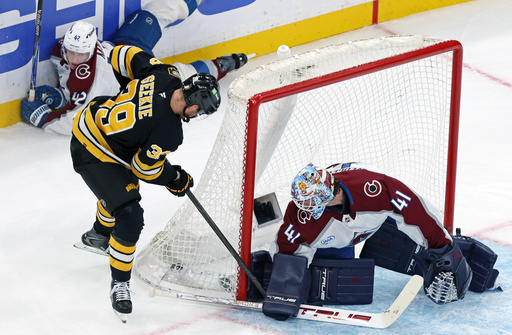 Boston Bruins forward Morgan Geekie stuffs the puck past Colorado Avalanche goalie Scott Wedgewood to score with five seconds remaining in the second period as Colorado defenseman Josh Manson watches in the background during an NHL hockey game, Saturday, Oct. 25, 2025, in Boston. (AP Photo/Jim Davis) Boston Bruins forward Morgan Geekie stuffs the puck past Colorado Avalanche goalie Scott Wedgewood to score with five seconds remaining in the second period as Colorado defenseman Josh Manson watches in the background during an NHL hockey game, Saturday, Oct. 25, 2025, in Boston. (AP Photo/Jim Davis)