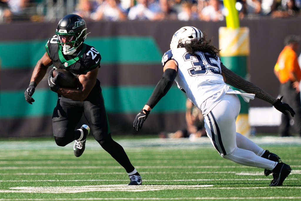 New York Jets' Breece Hall tries to get past Dallas Cowboys' Marist Liufau during the second half of an NFL football game Sunday, Oct. 5, 2025, in East Rutherford, N.J. (AP Photo/Yuki Iwamura)