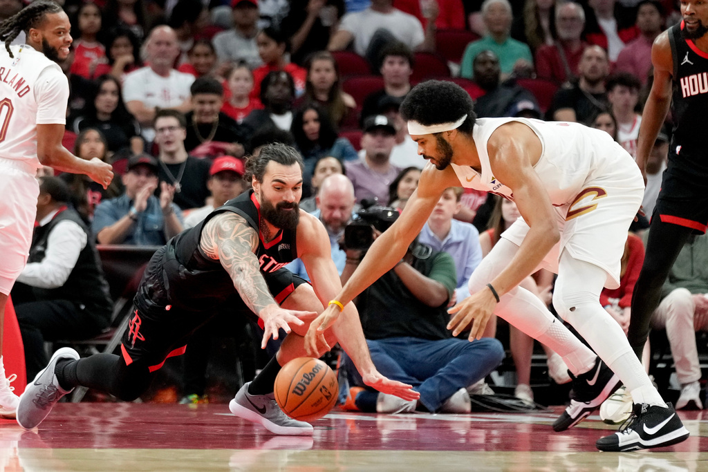 Houston Rockets center Steven Adams, left, and Cleveland Cavaliers center Jarrett Allen compete for a loose ball during the first half of an NBA basketball game, Saturday, Dec. 27, 2025, in Houston. (AP Photo/Eric Christian Smith)