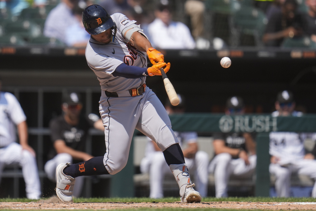 Detroit Tigers' Wenceel Pérez (46) hits drives in a run with a sacrifice fly in the sixth inning of a baseball game against the Chicago White Sox, Wednesday, Aug. 13, 2025, in Chicago. (AP Photo/Erin Hooley)