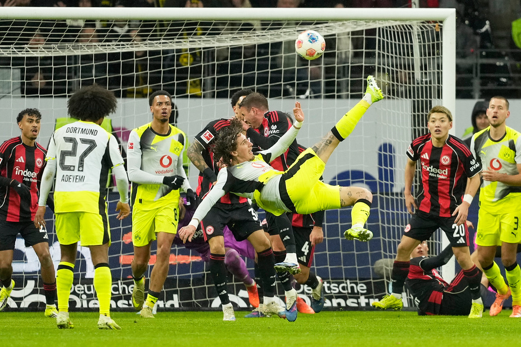 Dortmund's Fabio Silva kicks the ball during the Bundesliga soccer match between Eintracht Frankfurt and Borussia Dortmund in Frankfurt, Germany, Friday, Jan. 9, 2026. (AP Photo/Michael Probst)