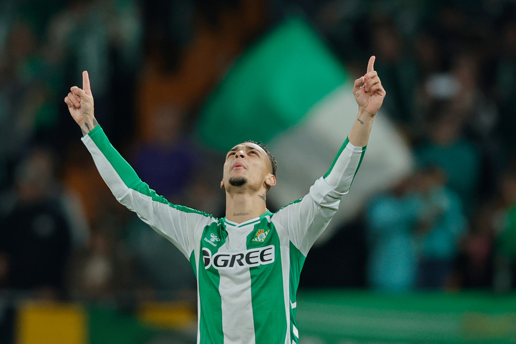 Betis' Antony celebrates after scoring the opening goal of the game during the Spanish La Liga soccer match between Real Betis and Barcelona in Seville, Spain, Saturday, Dec. 6, 2025. (AP Phot/Manu Reino)