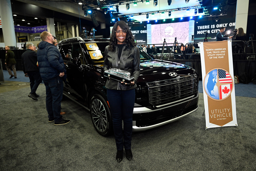 Hyundai Motor North America Senior Vice President for Product Planning and Mobility Strategy Olabisi Boyle holds the North American Utility Vehicle of the Year award in front of the Hyundai Palisade, Wednesday, Jan. 14, 2026, in Detroit. (AP Photo/Jose Juarez)