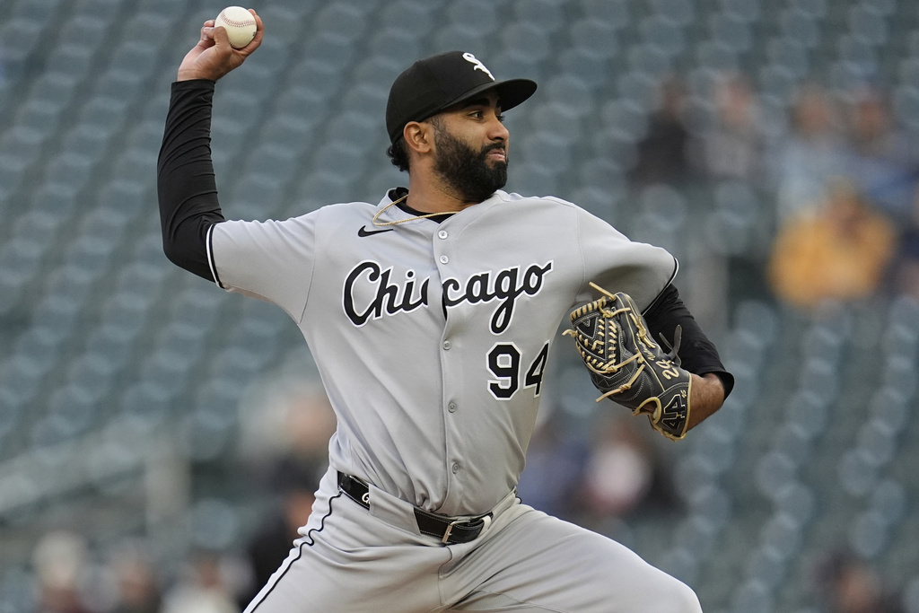 Chicago White Sox starting pitcher Yoendrys Gómez (94) delivers during the first inning of a baseball game against the Minnesota Twins Wednesday, Sept. 3, 2025, in Minneapolis. (AP Photo/Abbie Parr)
