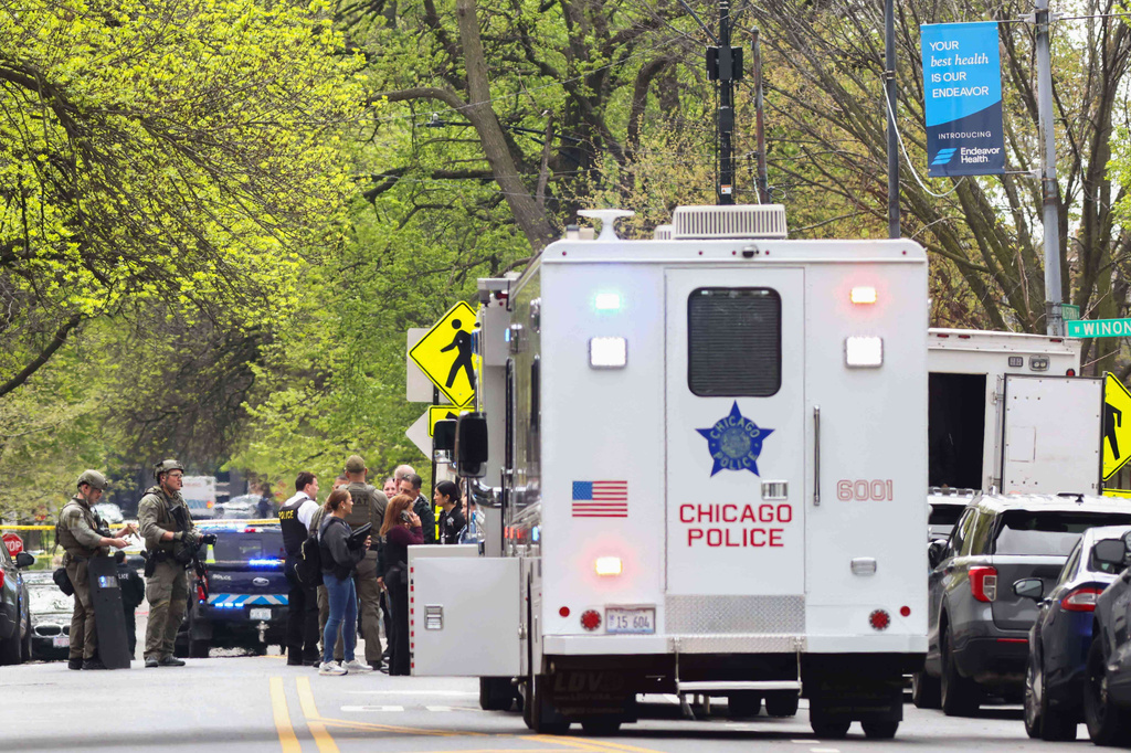 Police officers work the scene outside Endeavor Health Swedish Hospital in Lincoln Square, on Saturday, April 25, 2026. (Anthony Vazquez/Chicago Sun-Times via AP)