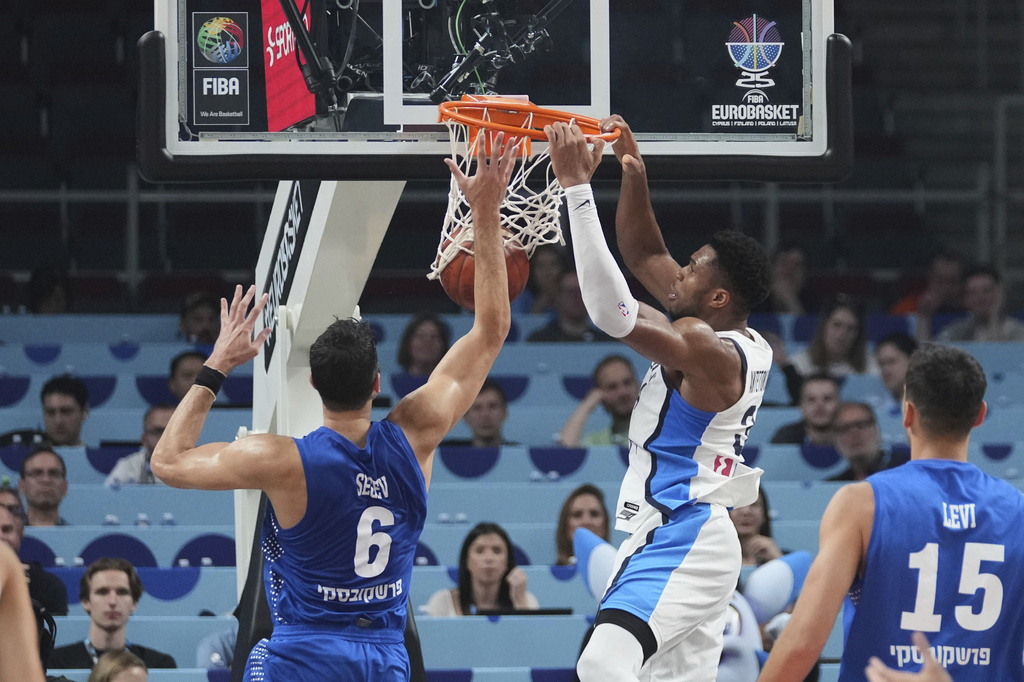 Greece's Giannis Antetokounmpo scores during the Eurobasket, European Basketball Championship round of 16 match between Greece and Israel at the Riga Arena in Riga, Latvia, Sunday, Sept. 7, 2025. (AP Photo/Sergei Grits)