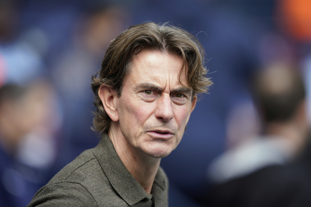 Tottenham's head coach Thomas Frank stands before the Premier League soccer match between Manchester City and Tottenham in Manchester, England, Saturday, Aug. 23, 2025. (AP Photo/Dave Thompson)