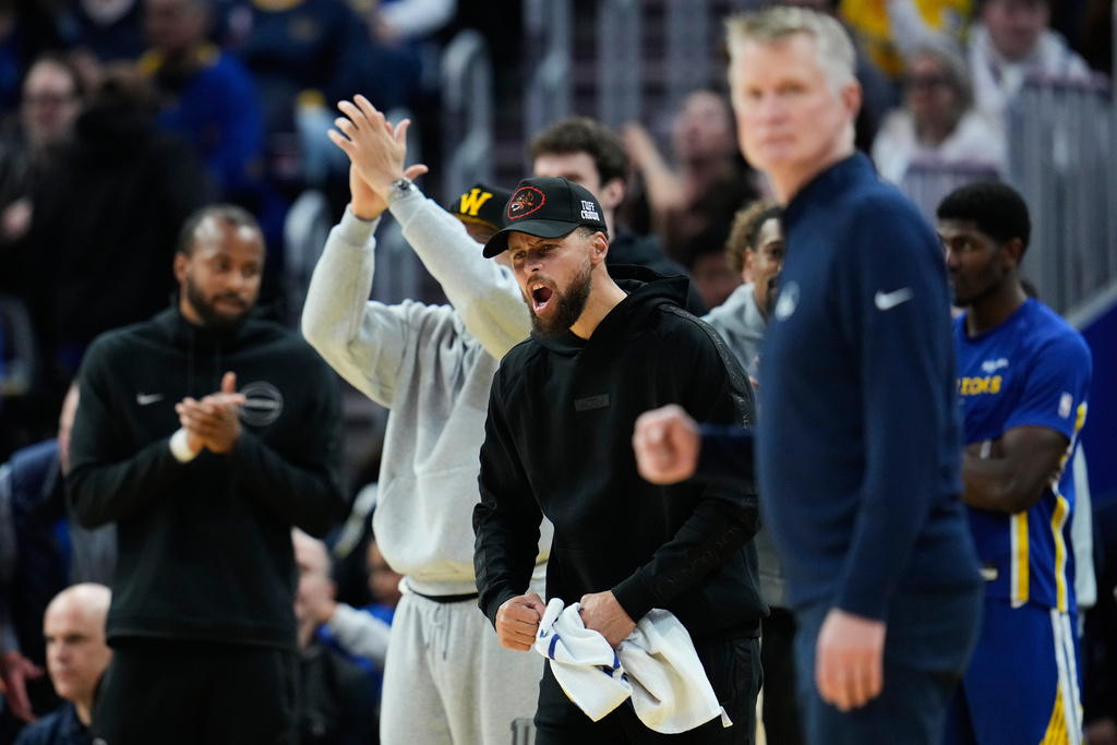 Golden State Warriors' Stephen Curry, center, reacts after his teammates scored during the second half of an NBA basketball game against the Chicago Bulls, Tuesday, March 10, 2026, in San Francisco. (AP Photo/Godofredo A. Vásquez)