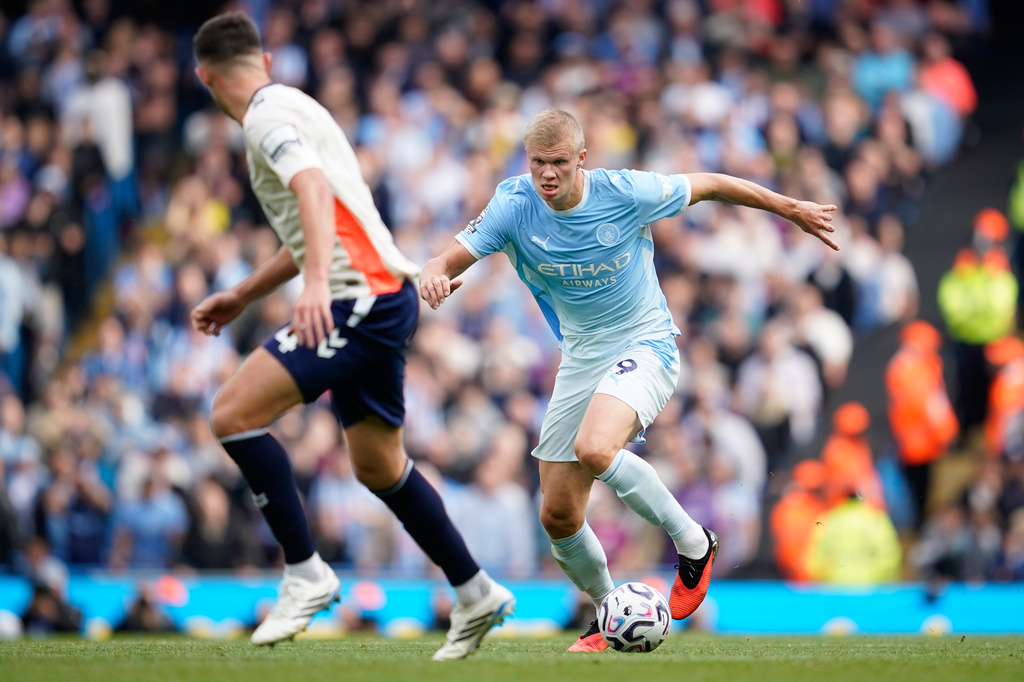 Manchester City's Erling Haaland, right, in action during the English Premier League soccer match between Manchester City and Coventry City in Manchester, England, Saturday, Sept. 5, 2026. (AP Photo/Dave Thompson)