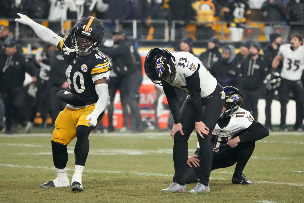 Pittsburgh Steelers safety Jabrill Peppers (40) reacts after Baltimore Ravens kicker Tyler Loop (33) missed a field goal attempt in the second half of an NFL football game against the Pittsburgh Steelers, Sunday, Jan. 4, 2026, in Pittsburgh. (AP Photo/Gene J. Puskar)