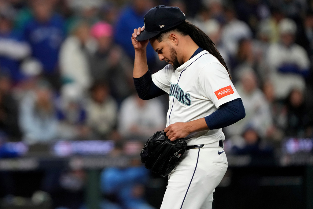 Seattle Mariners pitcher Luis Castillo leaves the game during the third inning in Game 4 of baseball's American League Championship Series against the Toronto Blue Jays, Thursday, Oct. 16, 2025, in Seattle. (AP Photo/Lindsey Wasson)