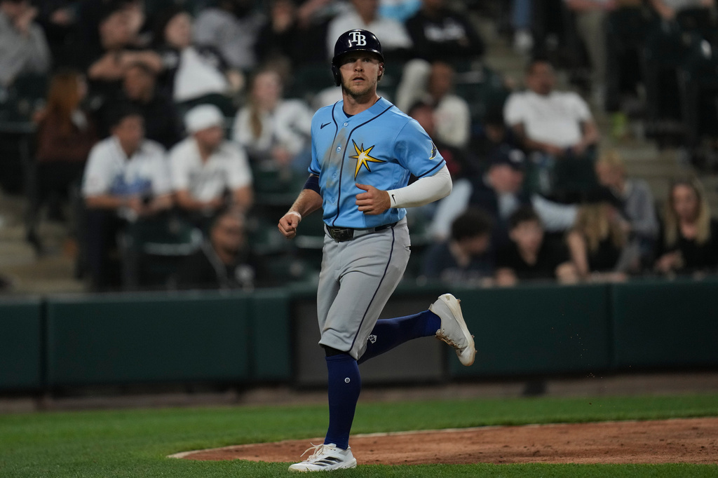 Tampa Bay Rays' Taylor Walls (6) scores on a double from Jonathan Aranda (8) during the fifth inning of a baseball game against the Chicago White Sox, Wednesday, April 15, 2026, in Chicago. (AP Photo/Erin Hooley)