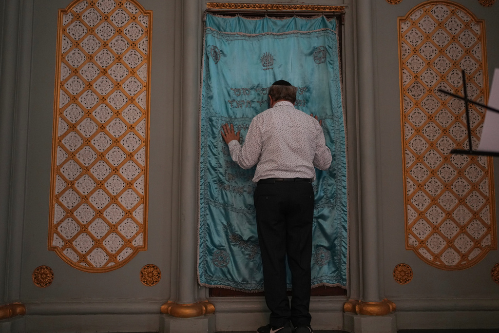 An Indian Jew offers prayers to mark International Holocaust Remembrance Day at the Keneseth Eliyahoo Synagogue in Mumbai, India, Tuesday, Jan. 27, 2026. (AP Photo/Rafiq Maqbool)