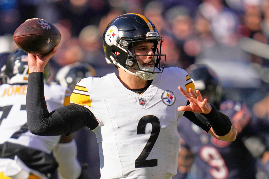 Pittsburgh Steelers quarterback Mason Rudolph (2) throws a pass during the first half of an NFL football game against the Chicago Bears, Sunday, Nov. 23, 2025, in Chicago. (AP Photo/Erin Hooley)