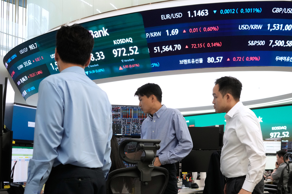 Currency traders work at the foreign exchange dealing room of the Hana Bank headquarters in Seoul, South Korea, Monday, June 22, 2026. (AP Photo/Ahn Young-joon)