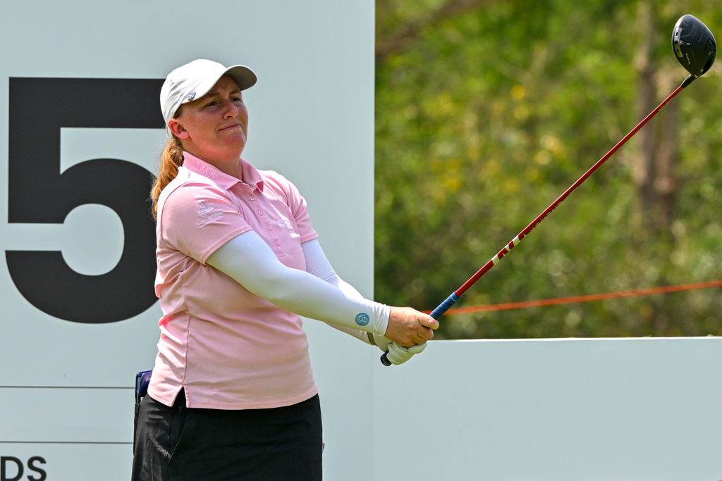 Gemma Dryburgh of Scotland, watches her tee shot on the 5th green during the first round of the LPGA Honda Thailand golf tournament in Pattaya, Thailand, Thursday, Feb. 19, 2026. (AP Photo/Kittinun Rodsupan)