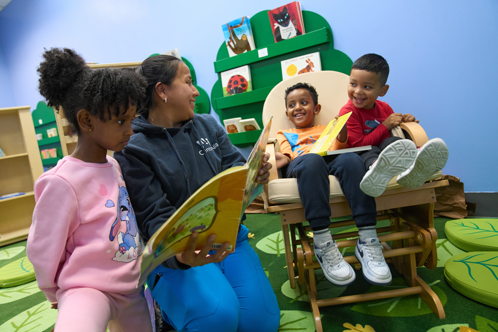 Celenia Romero reads to her Prek-5 students in the library at CentroNia in Washington, Tuesday, Dec. 9, 2025. (AP Photo/Jacquelyn Martin)