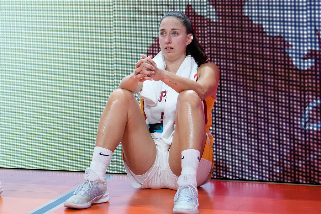 Spain's Maite Cazorla sits dejeted after the Women's Basketball World Cup semifinal match between the United States and Spain in Berlin, Saturday, Sept. 12, 2026. (AP Photo/Ebrahim Noroozi)