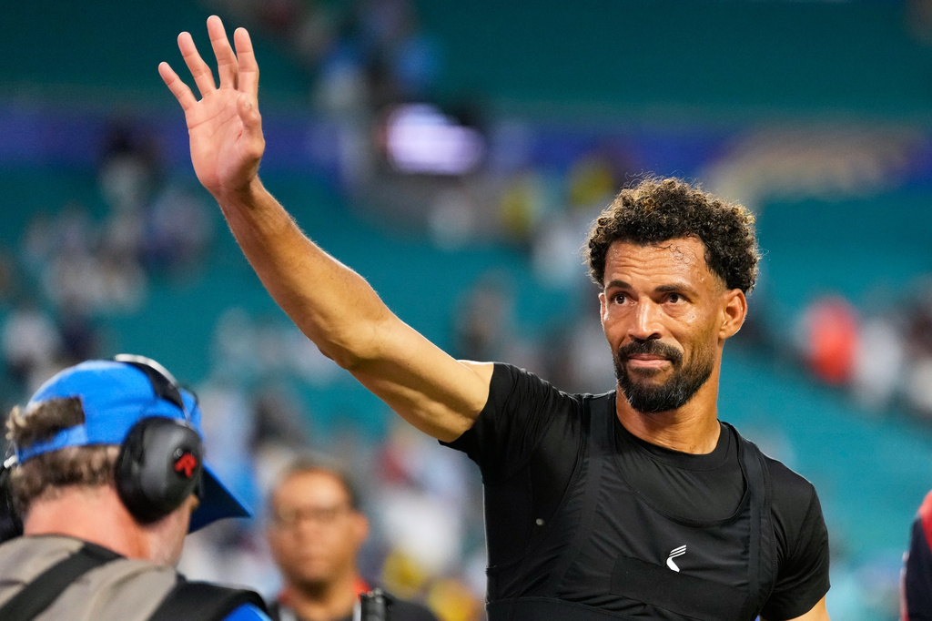 Cape Verde goalkeeper Vozinha waves to supporters following the World Cup Group H soccer match between Uruguay and Cape Verde in Miami Gardens, Fla., Sunday, June 21, 2026. (AP Photo/Rebecca Blackwell)
