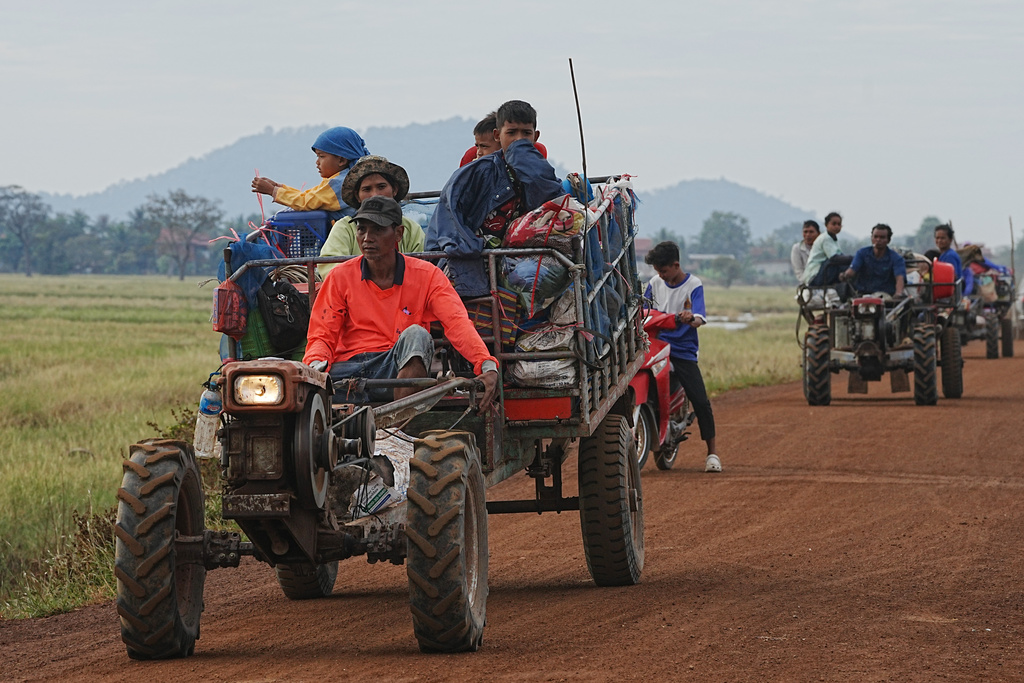 FILE - Evacuees head to take refuge at Chonkal's rice field in Oddar Meanchey province, Cambodia, Dec. 11, 2025, after fleeing from home following renewed fighting between Thailand and Cambodia. (AP Photo/Heng Sinith, File)