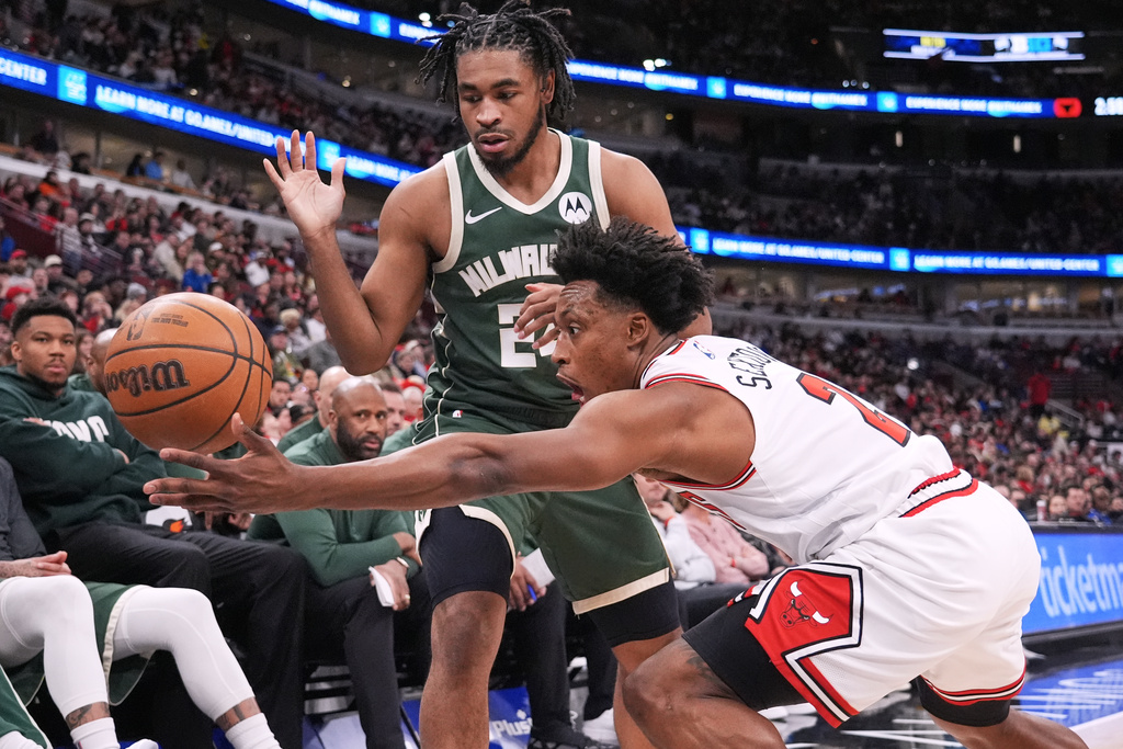 Chicago Bulls guard Collin Sexton, right, steals the ball from Milwaukee Bucks guard Cam Thomas, top, during the first half of an NBA basketball game in Chicago, Sunday, March 1, 2026. (AP Photo/Nam Y. Huh)