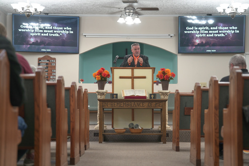 Maple Valley Baptist Church Pastor Jimmy Andrews, whose congregation includes employees of Accurate Energetic Systems, leads prayers for the victims and their families Sunday, Oct. 12, 2025, in McEwen, Tenn. (AP Photo/Obed Lamy) Maple Valley Baptist Church Pastor Jimmy Andrews, whose congregation includes employees of Accurate Energetic Systems, leads prayers for the victims and their families Sunday, Oct. 12, 2025, in McEwen, Tenn. (AP Photo/Obed Lamy)
