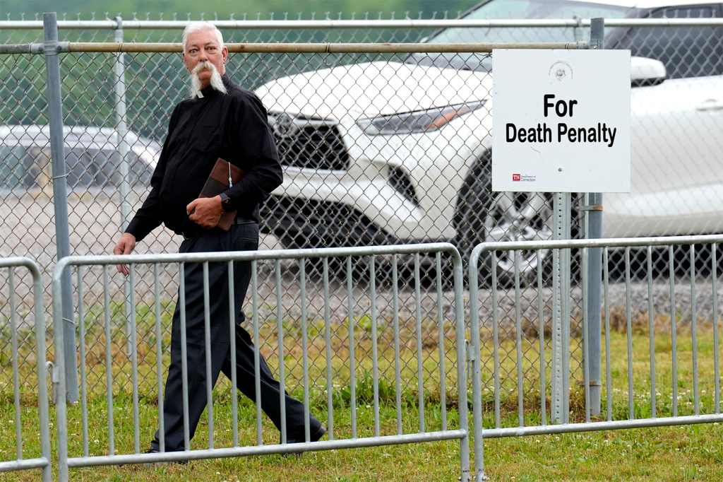 Rev. Rick Laude enters the area reserved for those in support of the death penalty outside Riverbend Maximum Security Institution before the scheduled execution of Tony Von Carruthers Thursday, May 21, 2026, in Nashville, Tenn. (AP Photo/Mark Humphrey)
