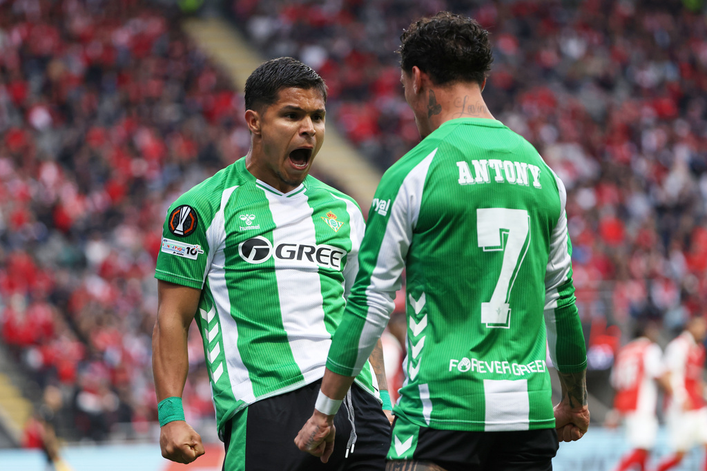 Betis' Cucho Hernandez celebrates with teammate Antony after scoring his side's first goal from the penalty spot during the Europa League quarterfinals, first leg, soccer match between SC Braga and Real Betis in Braga, Portugal, Wednesday, April 8, 2026. (AP Photo/Luis Vieira)