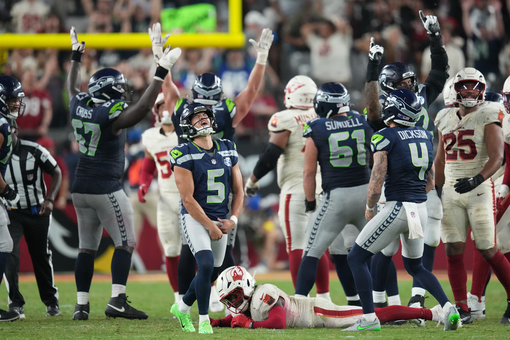 Seattle Seahawks kicker Jason Myers (5) celebrates after making a 52-yard field goal as time expires during the second half of an NFL football game Thursday, Sept. 25, 2025, in Glendale, Ariz. (AP Photo/Ross D. Franklin)