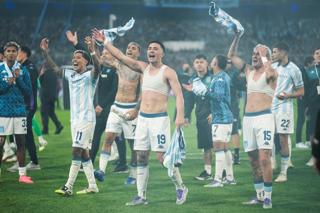 Players of Argentina's Racing Club celebrate at the end of a Copa Libertadores quarterfinal second leg soccer match against Argentina's Velez Sarsfield at Presidente Peron stadium in Avellaneda, Argentina, Tuesday, Sept. 23, 2025. (AP Photo/Gustavo Garello)