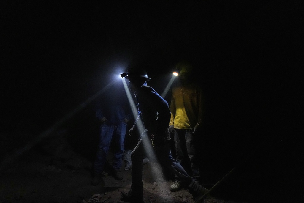 A worker emerges from one of the caverns while mining mercury in San Joaquin, Mexico, Tuesday, Aug. 19, 2025. (AP Photo/Fernando Llano)