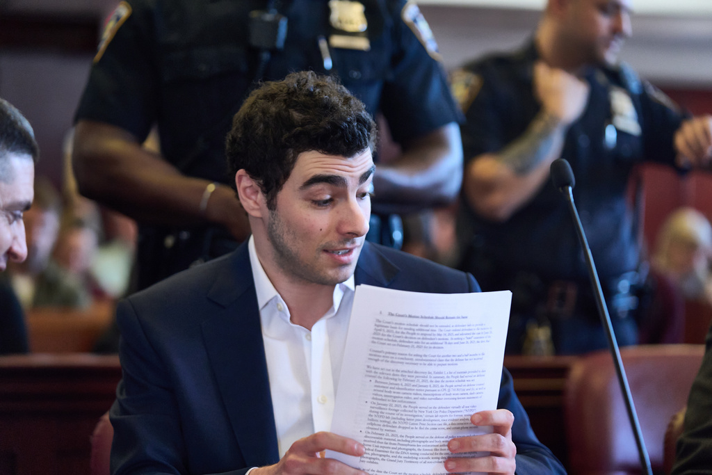Luigi Mangione appears in Manhattan Criminal Court for an evidence hearing, Thursday , Dec. 18, 2025, in New York. (Curtis Means/Pool Photo via AP)