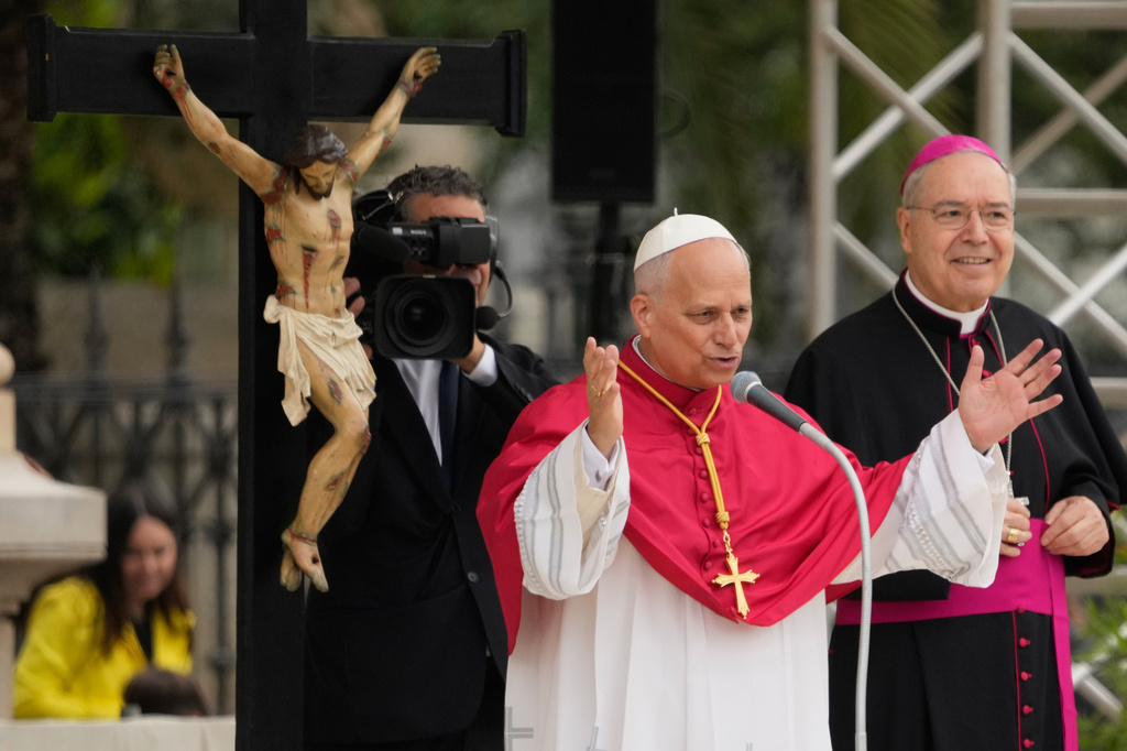 Pope Leo XIV greets faithful during his pastoral visit in Pompeii, Italy, Friday, May 8, 2026. (AP Photo/Gregorio Borgia)