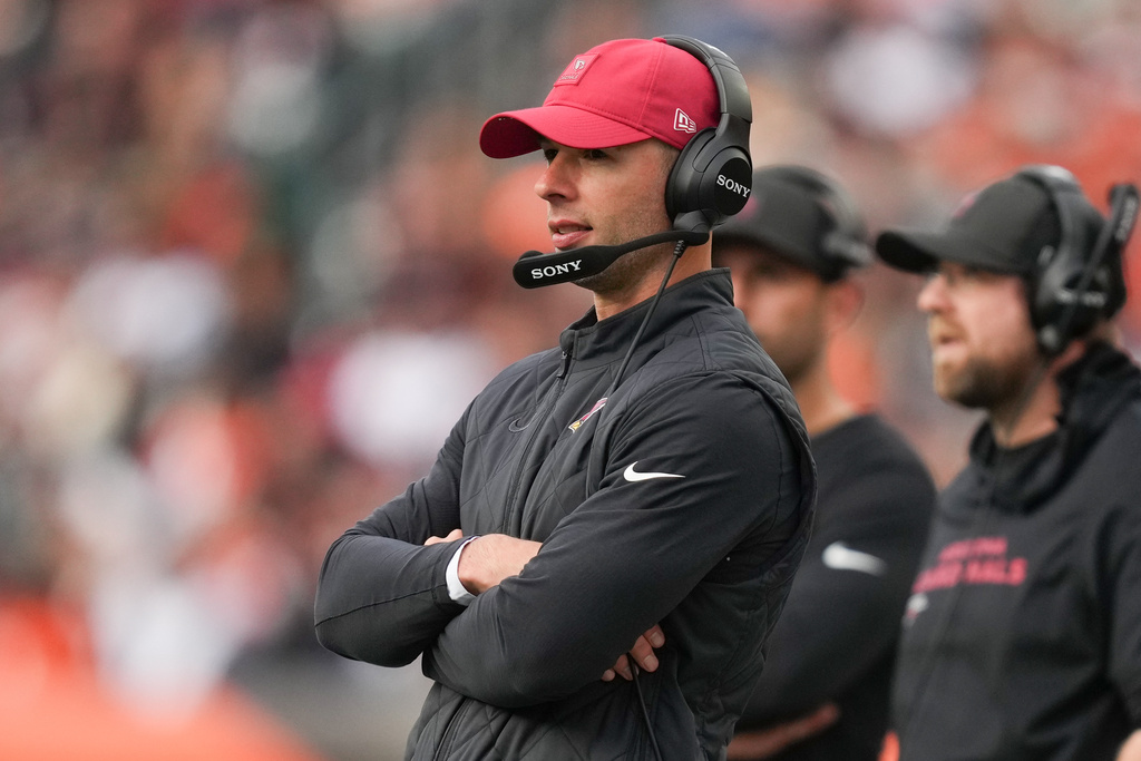 Arizona Cardinals head coach Jonathan Gannon watches from the sideline during the first half of an NFL football game against the Cincinnati Bengals, Sunday, Dec. 28, 2025, in Cincinnati. (AP Photo/Joshua A. Bickel)